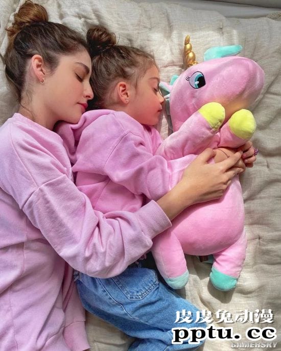 复制粘贴般的美貌 三代美女的超模Nour Arida一家