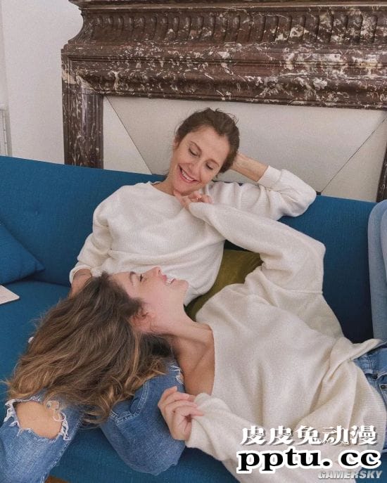 复制粘贴般的美貌 三代美女的超模Nour Arida一家