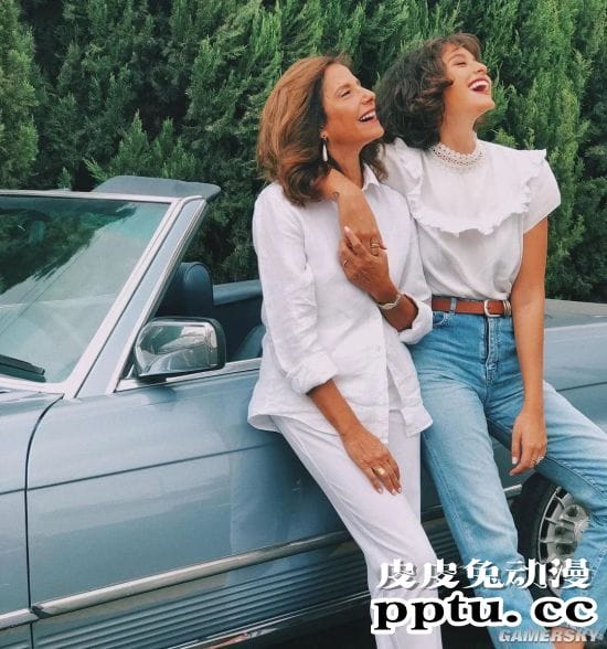 复制粘贴般的美貌 三代美女的超模Nour Arida一家