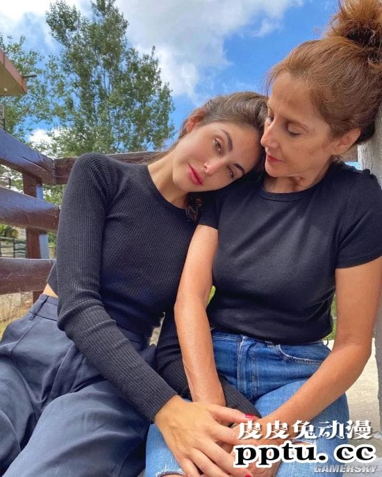 复制粘贴般的美貌 三代美女的超模Nour Arida一家