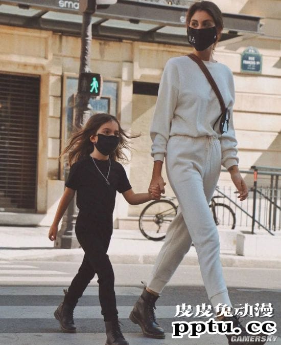 复制粘贴般的美貌 三代美女的超模Nour Arida一家