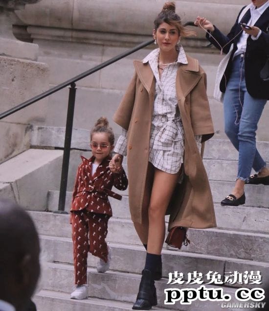 复制粘贴般的美貌 三代美女的超模Nour Arida一家