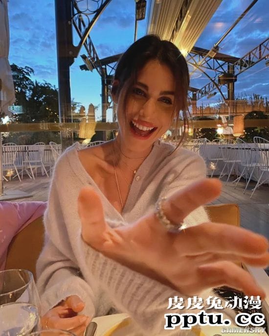 复制粘贴般的美貌 三代美女的超模Nour Arida一家