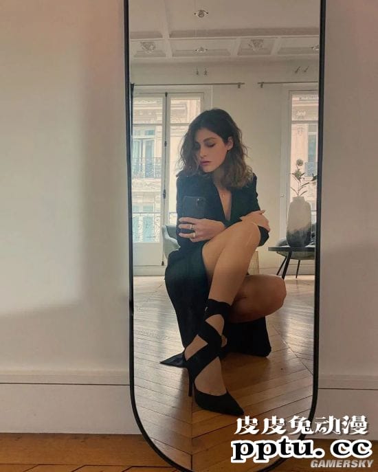 复制粘贴般的美貌 三代美女的超模Nour Arida一家