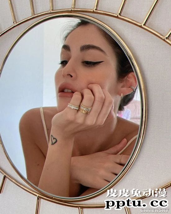 复制粘贴般的美貌 三代美女的超模Nour Arida一家