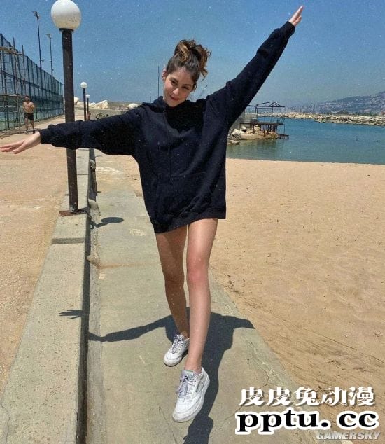 复制粘贴般的美貌 三代美女的超模Nour Arida一家