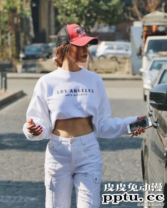 复制粘贴般的美貌 三代美女的超模Nour Arida一家