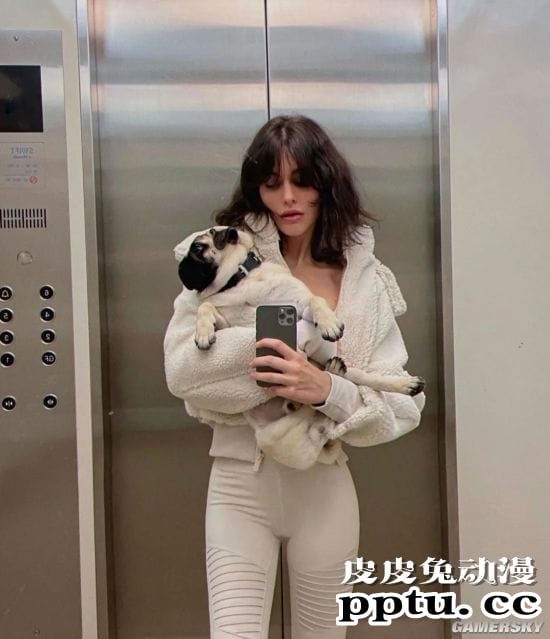 复制粘贴般的美貌 三代美女的超模Nour Arida一家