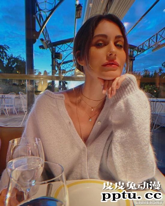 复制粘贴般的美貌 三代美女的超模Nour Arida一家