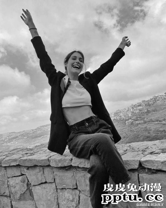 复制粘贴般的美貌 三代美女的超模Nour Arida一家