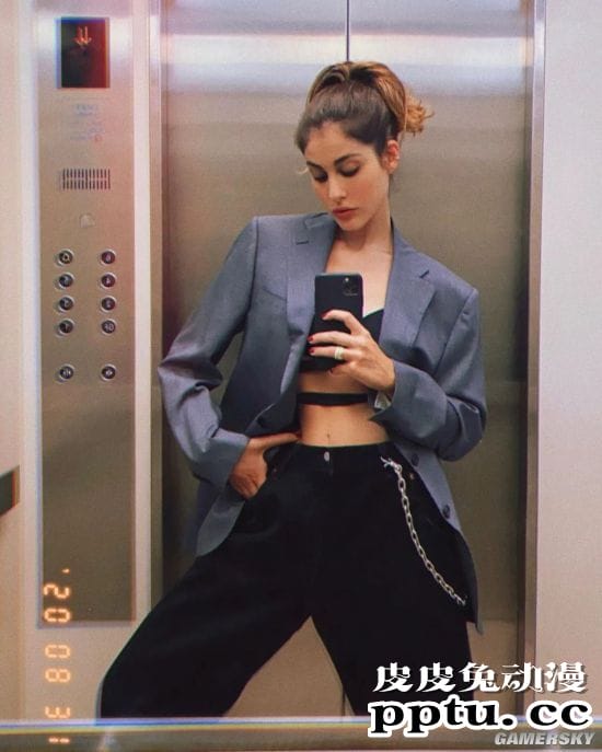 复制粘贴般的美貌 三代美女的超模Nour Arida一家