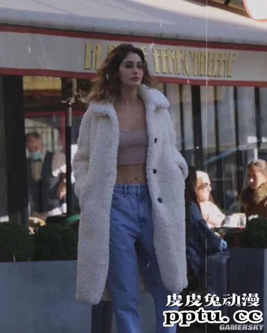 复制粘贴般的美貌 三代美女的超模Nour Arida一家