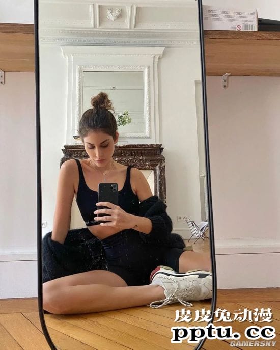 复制粘贴般的美貌 三代美女的超模Nour Arida一家