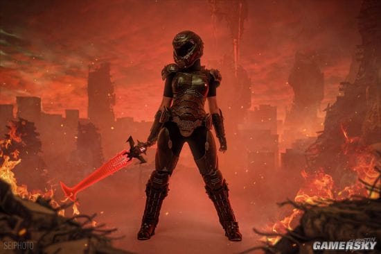 俄妹COS性转《毁灭战士》 猛男变猛女手持裁决剑