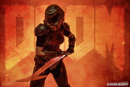 俄妹COS性转《毁灭战士》 猛男变猛女手持裁决剑