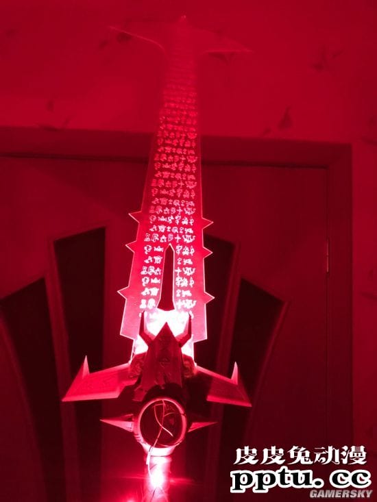 俄妹COS性转《毁灭战士》 猛男变猛女手持裁决剑