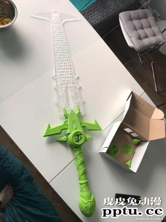 俄妹COS性转《毁灭战士》 猛男变猛女手持裁决剑