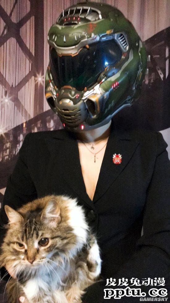 俄妹COS性转《毁灭战士》 猛男变猛女手持裁决剑