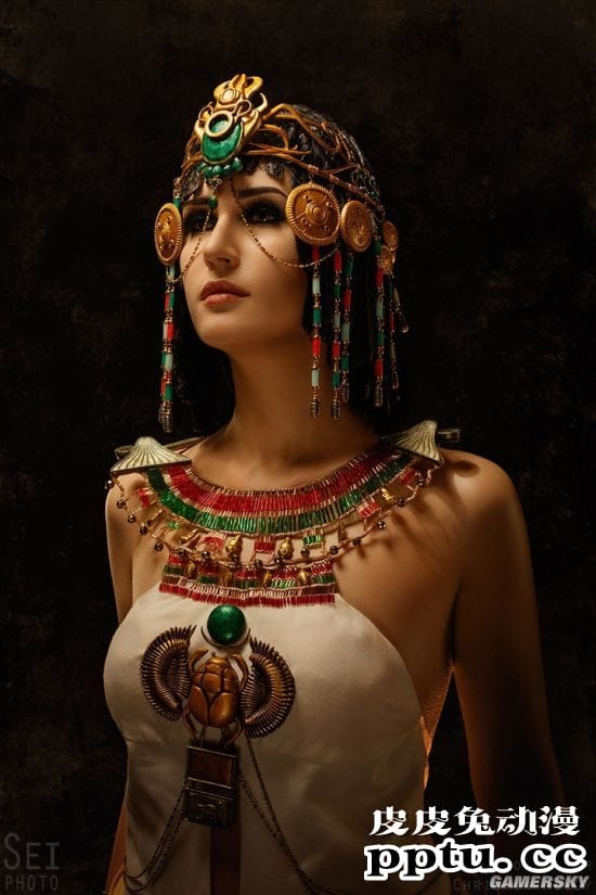 俄妹COS性转《毁灭战士》 猛男变猛女手持裁决剑