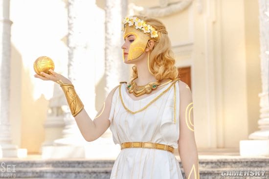 俄妹COS性转《毁灭战士》 猛男变猛女手持裁决剑