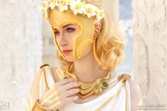 俄妹COS性转《毁灭战士》 猛男变猛女手持裁决剑