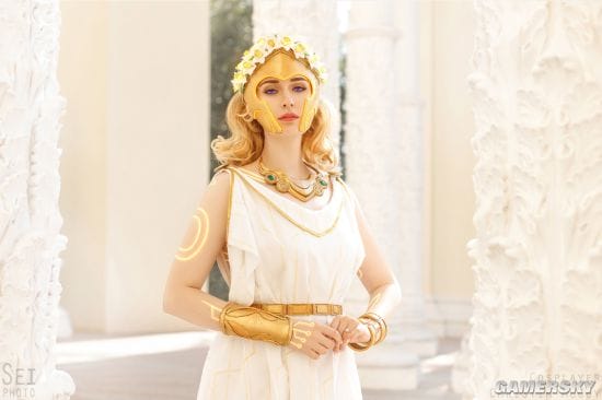 俄妹COS性转《毁灭战士》 猛男变猛女手持裁决剑