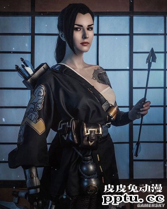 俄妹COS性转《毁灭战士》 猛男变猛女手持裁决剑