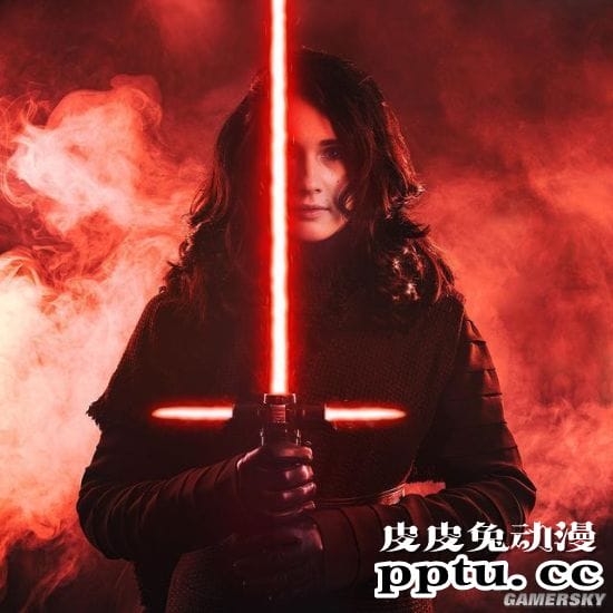 俄妹COS性转《毁灭战士》 猛男变猛女手持裁决剑