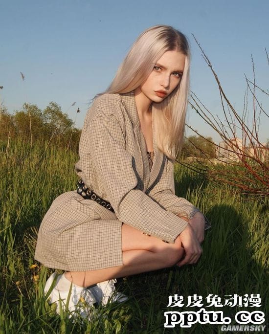 魅惑颜值的银发正妹 身材超辣的俄罗斯网红模特