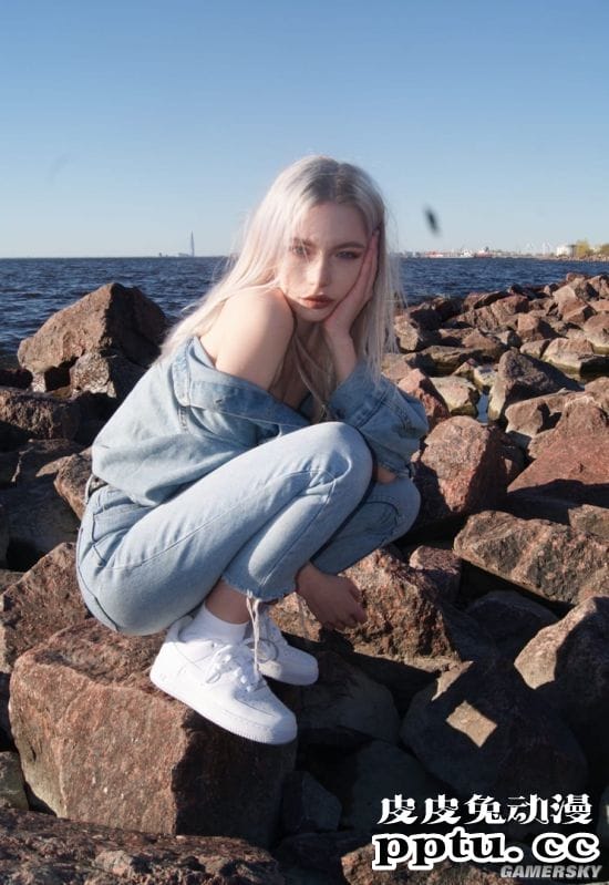 魅惑颜值的银发正妹 身材超辣的俄罗斯网红模特