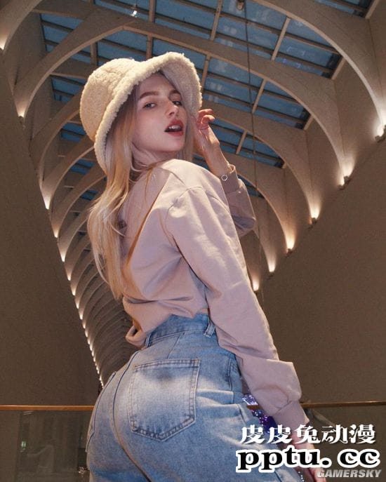 魅惑颜值的银发正妹 身材超辣的俄罗斯网红模特