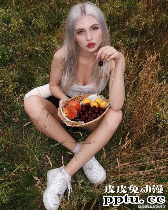 魅惑颜值的银发正妹 身材超辣的俄罗斯网红模特