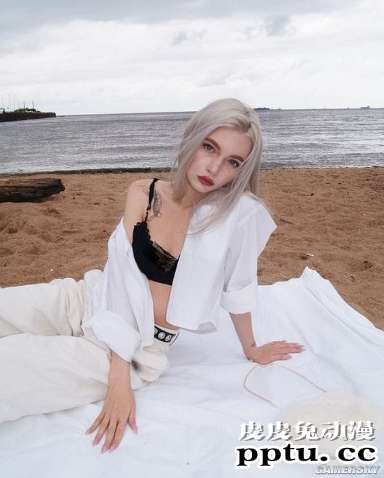 魅惑颜值的银发正妹 身材超辣的俄罗斯网红模特