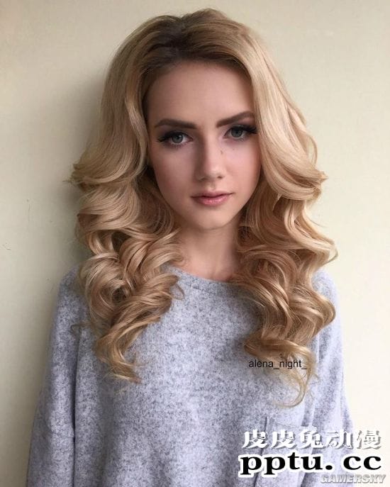 蛮腰秀腿的焦糖系正妹 俄罗斯网红美模热辣无比-皮皮兔动漫