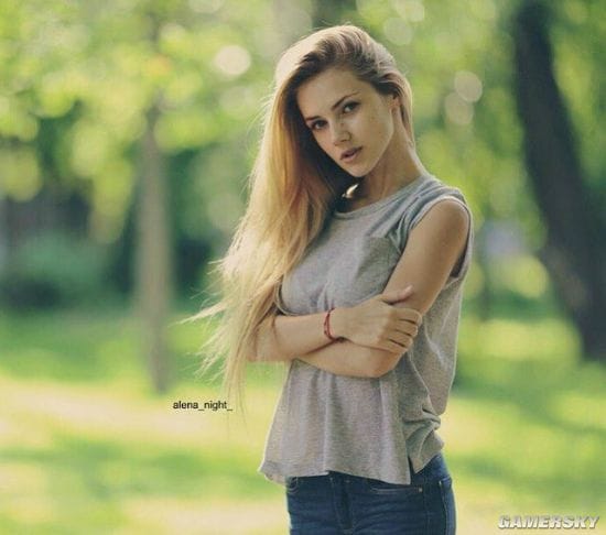 蛮腰秀腿的焦糖系正妹 俄罗斯网红美模热辣无比