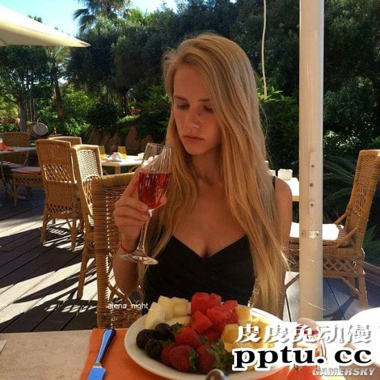 蛮腰秀腿的焦糖系正妹 俄罗斯网红美模热辣无比