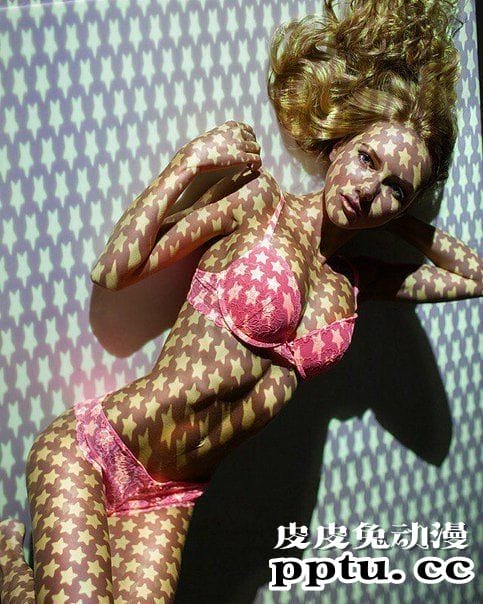 蛮腰秀腿的焦糖系正妹 俄罗斯网红美模热辣无比