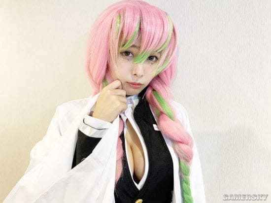 日本写真女星COS《鬼灭之刃》恋柱 可爱脸蛋与好身材兼容-皮皮兔动漫