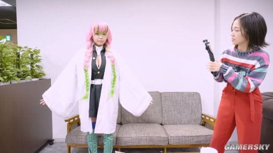 日本写真女星COS《鬼灭之刃》恋柱 可爱脸蛋与好身材兼容