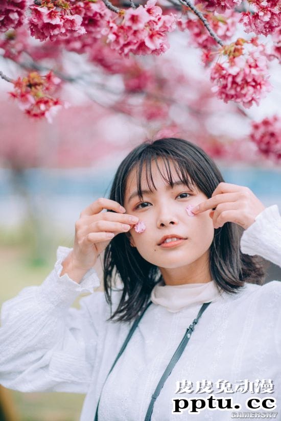 日本写真女星COS《鬼灭之刃》恋柱 可爱脸蛋与好身材兼容