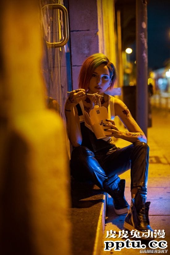 《赛博朋克2077》朱迪COS 绝美小姐姐带你体验超梦