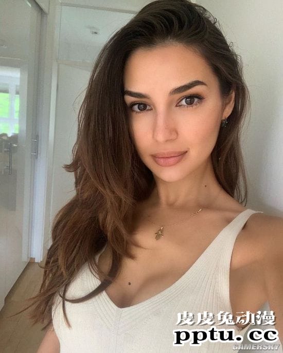 泳装衬托出的完美身材 三国混血的西班牙模特