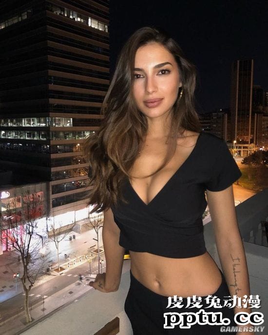 泳装衬托出的完美身材 三国混血的西班牙模特