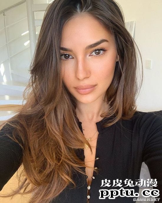 泳装衬托出的完美身材 三国混血的西班牙模特