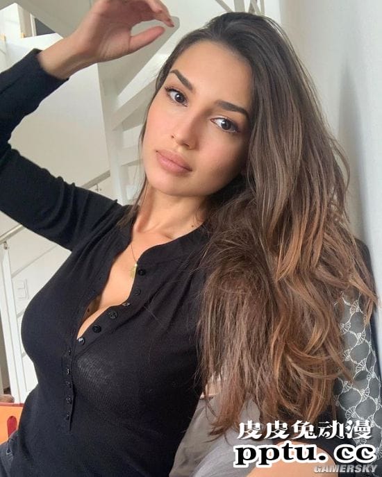 泳装衬托出的完美身材 三国混血的西班牙模特