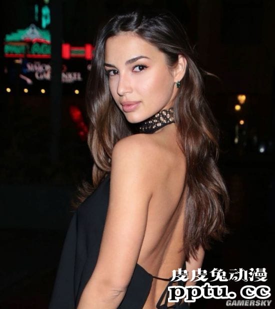 泳装衬托出的完美身材 三国混血的西班牙模特