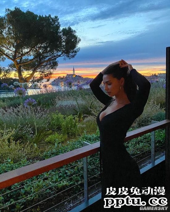 泳装衬托出的完美身材 三国混血的西班牙模特