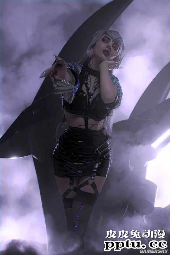 俄妹COS《LOL》KDA伊芙琳 皮裙黑丝下的修长美腿