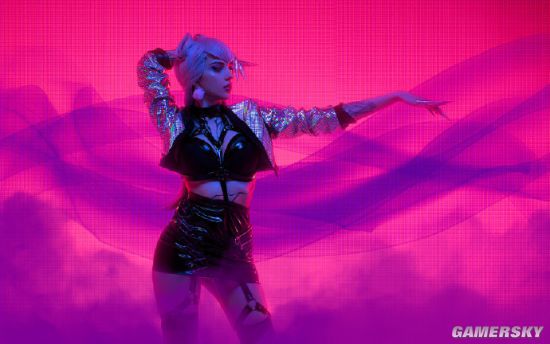 俄妹COS《LOL》KDA伊芙琳 皮裙黑丝下的修长美腿