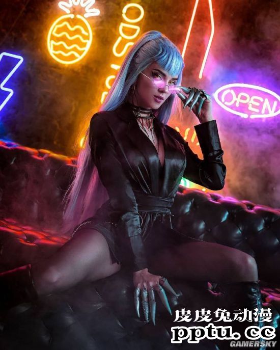 俄妹COS《LOL》KDA伊芙琳 皮裙黑丝下的修长美腿